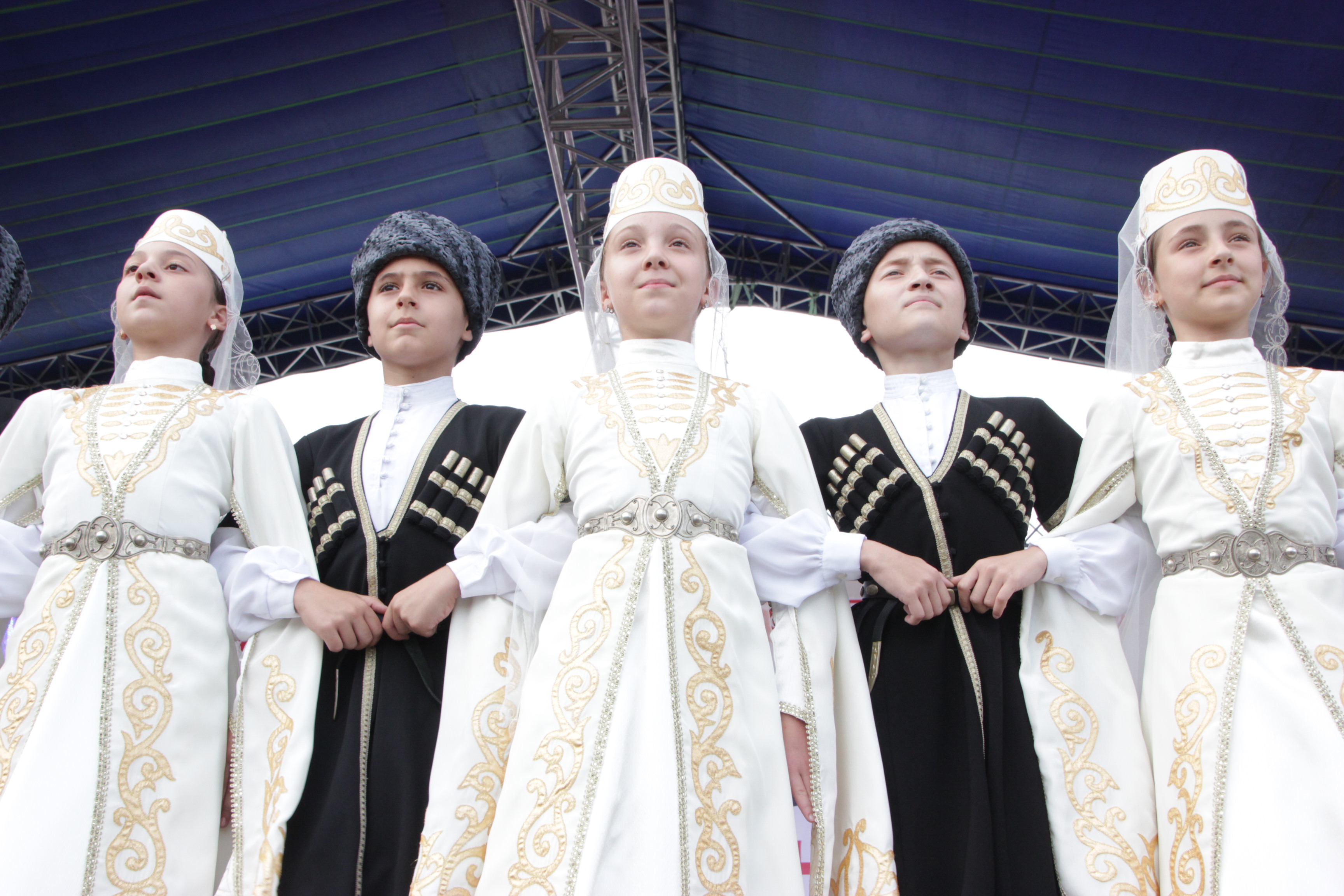 Традиции северной осетии. Северная Осетия национальный костюм. Нац костюм Северной Осетии. Северная Осетия Алания национальный костюм. Осетины осетины национальный костюм.