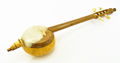 Русские народные инструменты: бубен, балалайка, ложки
